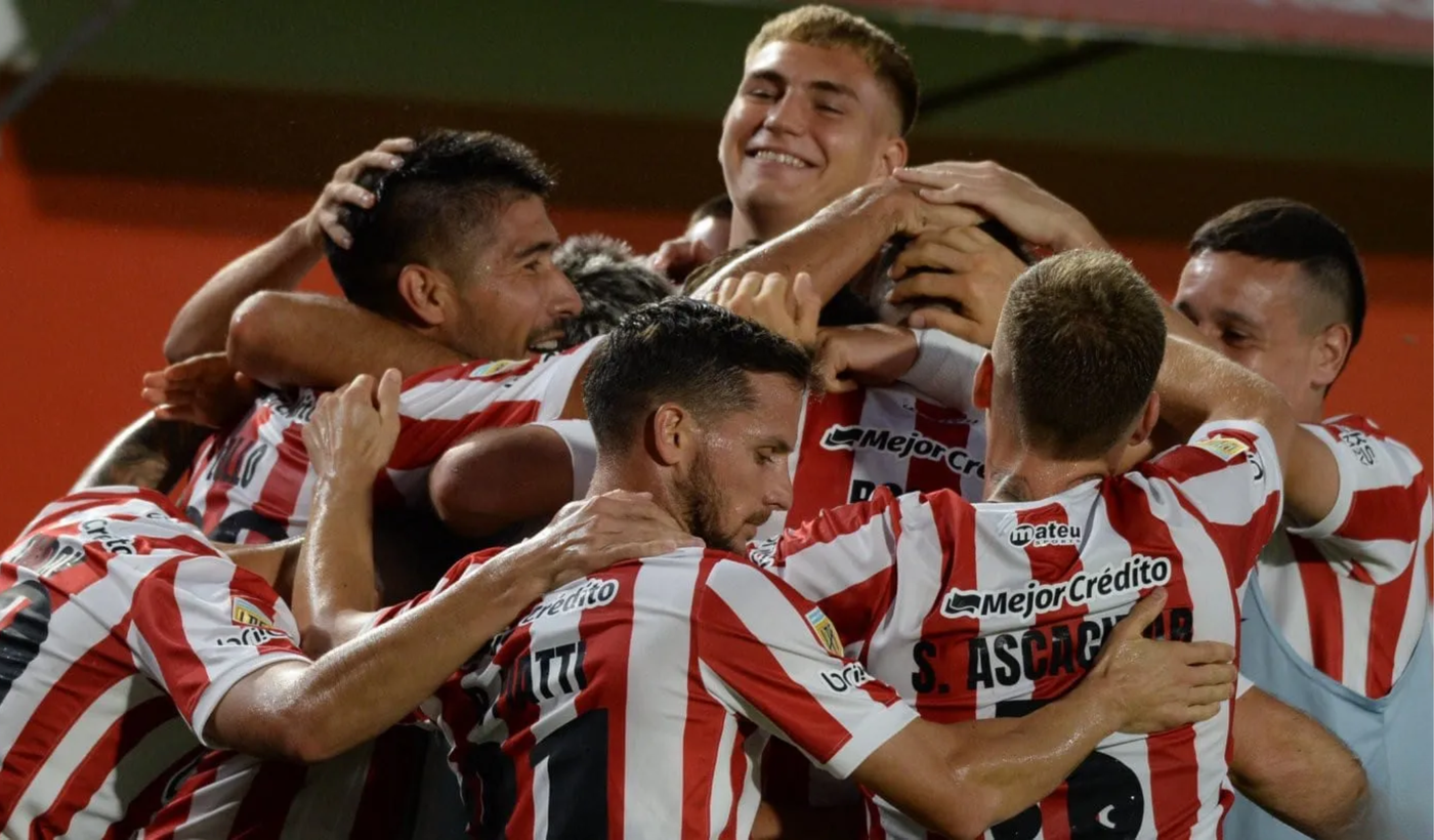 Estudiantes festejo gol Pellegrino