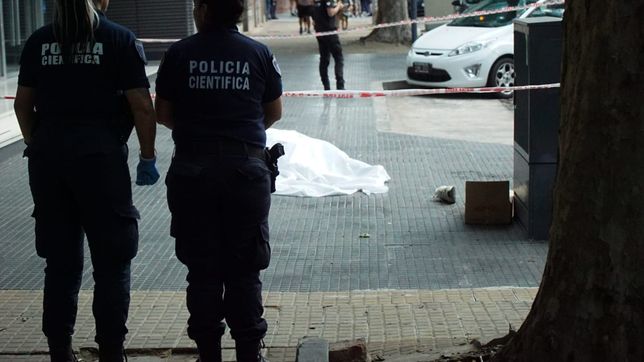un hombre murio al caer desde la terraza de un hotel en plaza moreno