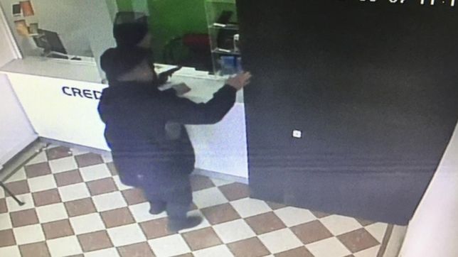 video: asi fue el robo de dos policias a una financiera de la plata