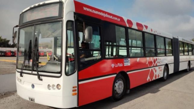 el primer micro doble de la plata ya recorre la ciudad con un servicio clave en horas pico
