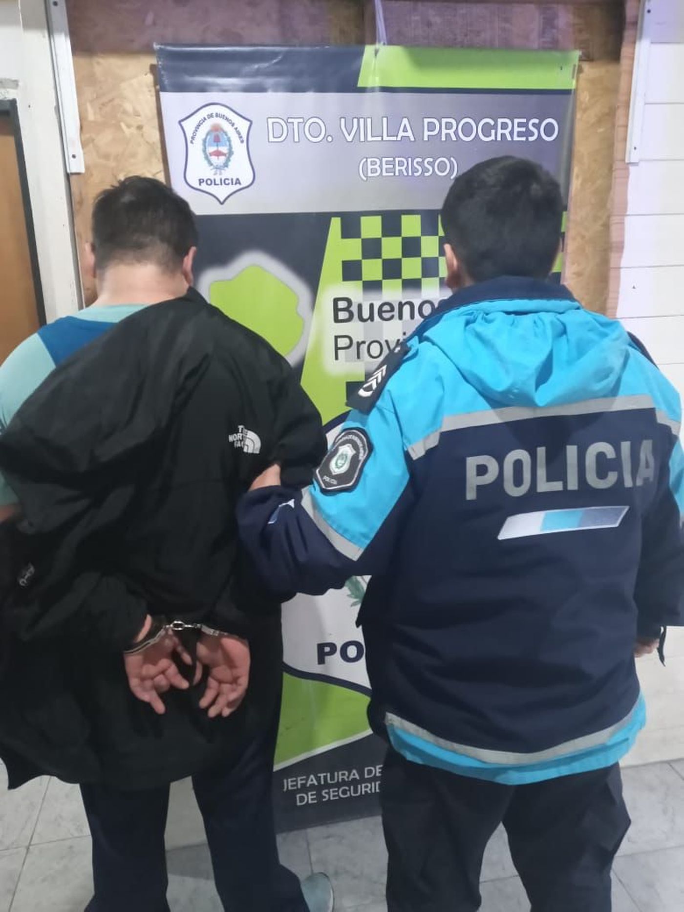 El hombre quedó detenido por amenazar a los transeúntes con tres cuchillos en Berisso.