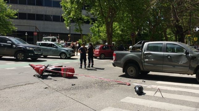 un repartidor de pedidos ya choco contra una camioneta en pleno centro de la plata y termino herido