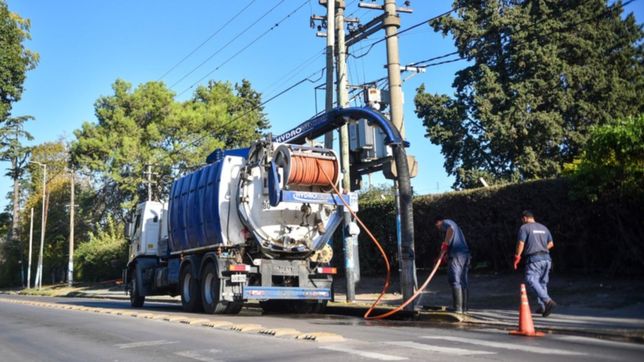 alerta por tormentas: apuran la limpieza de los desagües con camiones de doble cisterna