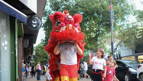 El Año Nuevo Chino se adelantó en calle 12 con un desfile de dragones y leones