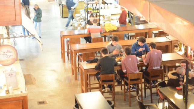 una empresa gastronomica busca personal para cubrir puestos de limpieza, mozos y barman