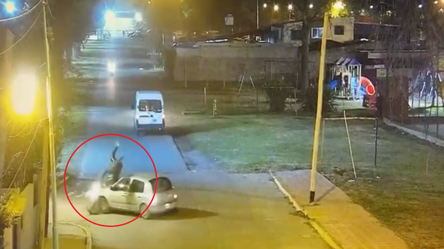 el conductor de un auto hizo una pesima maniobra y causo un fuerte accidente de transito en ensenada