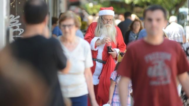 sigue la polemica: ahora vieron al chanta claus haciendo compras por calle 12