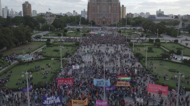 las mujeres salen a la calle: arranco la marcha por el 8m en plaza moreno