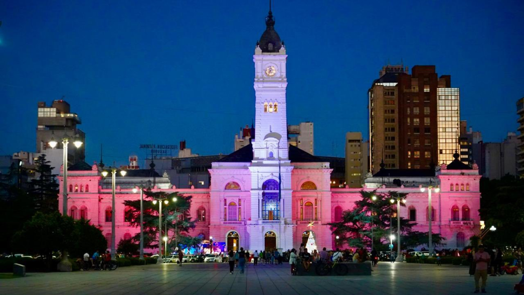 La Municipalidad de La Plata se volvió a iluminar de rojo y blanco con Estudiantes