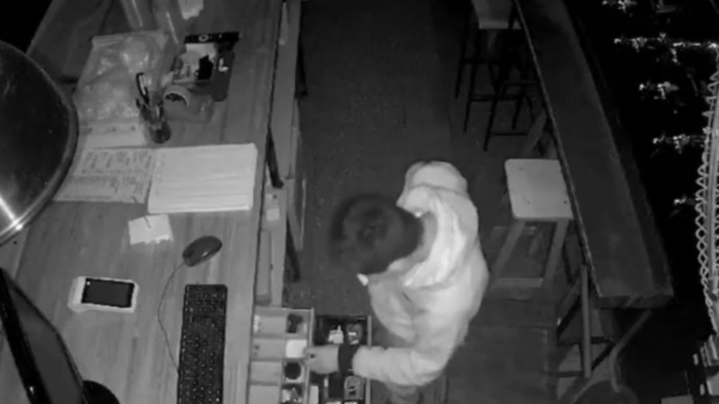 VIDEO: Robaron en una conocida cervecería de La Plata y se llevaron hasta los aguinaldos