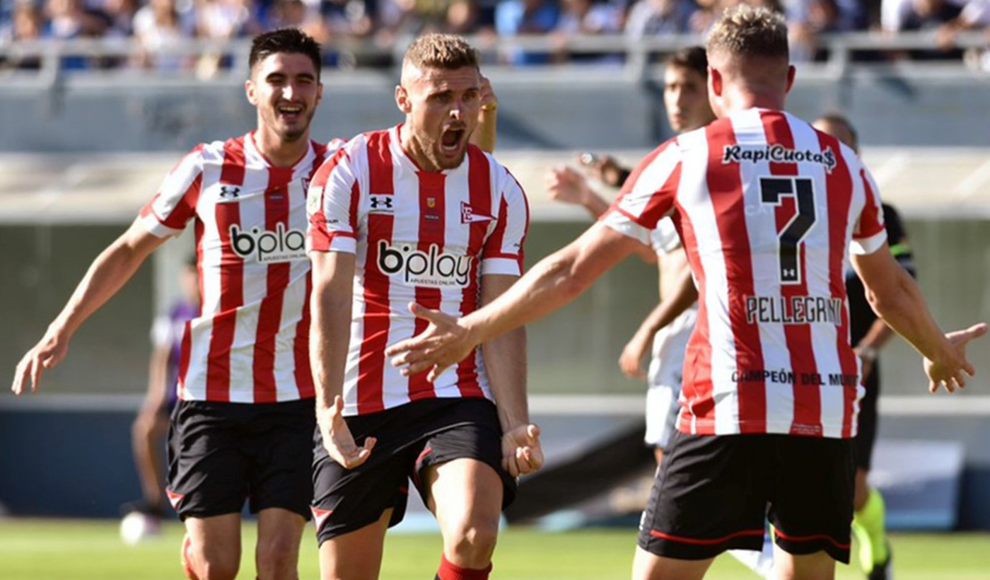 Pasquini festeja su gol para Estudiantes en el clásico platense.
