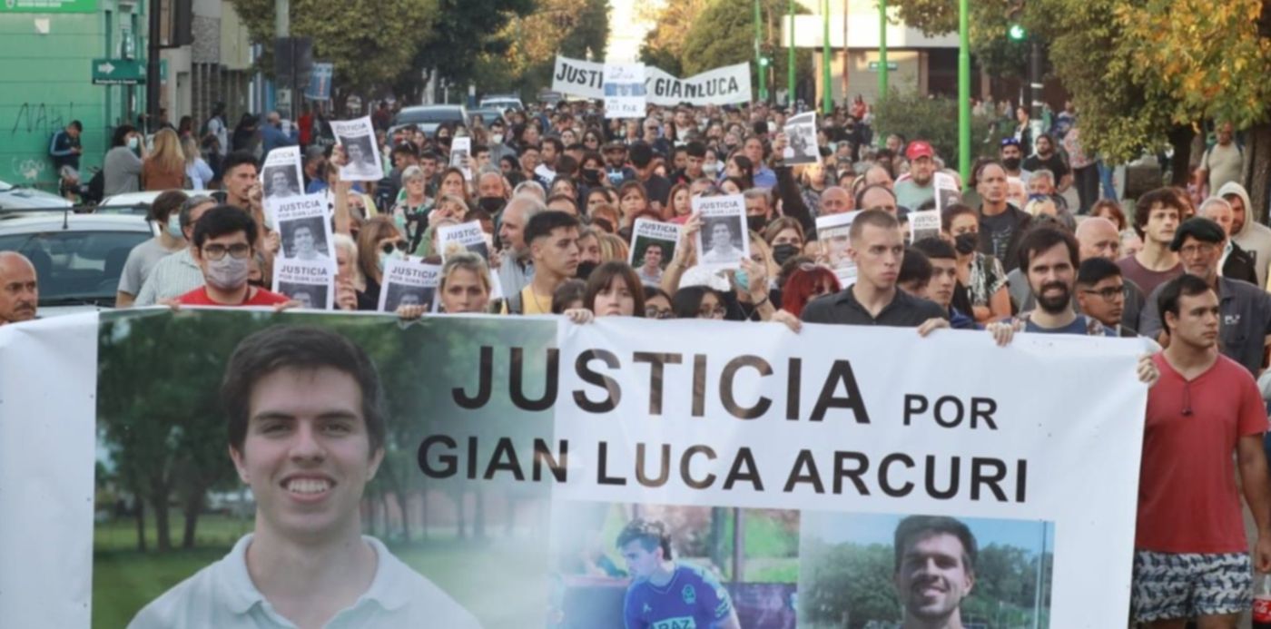 Marcha por Gian Luca Arcuri en Ensenada
