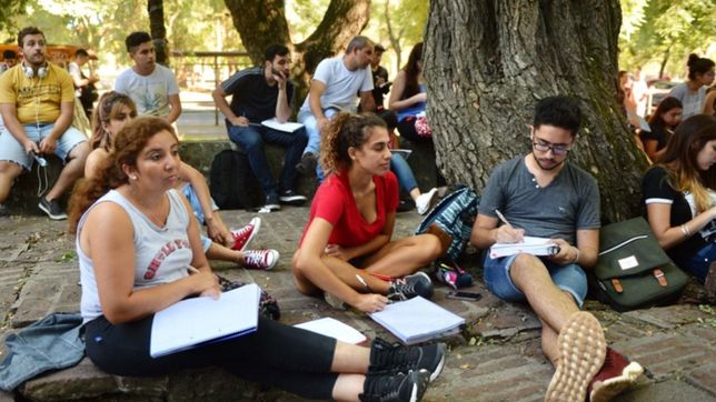 este viernes se realizara una charla para todos los ingresantes de medicina
