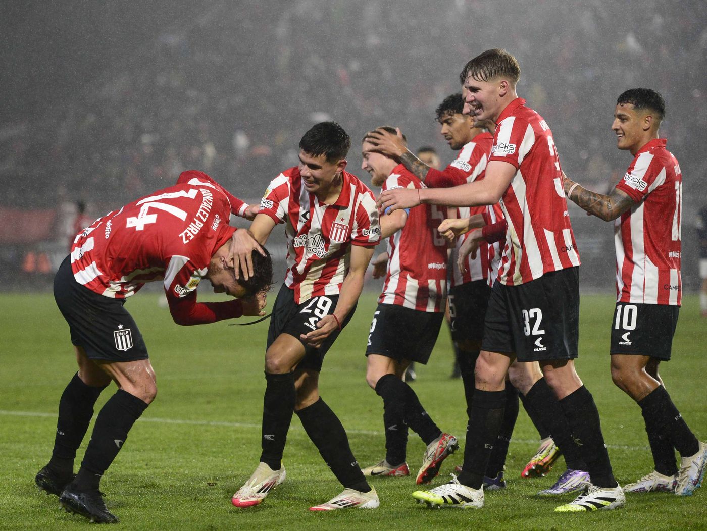 Estudiantes es el único puntero de la Zona A Estudiantes es el único puntero de la Zona A