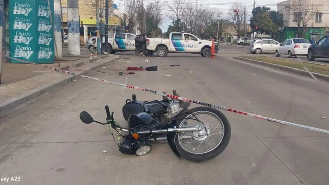motociclistas evadieron un control, chocaron en la fuga y terminaron en el hospital