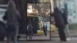 pasajeros hartos de esperar frenaron un micro en la plata para subir ante la falta de frecuencias pasajeros hartos de esperar frenaron un micro en la plata para subir ante la falta de frecuencias
