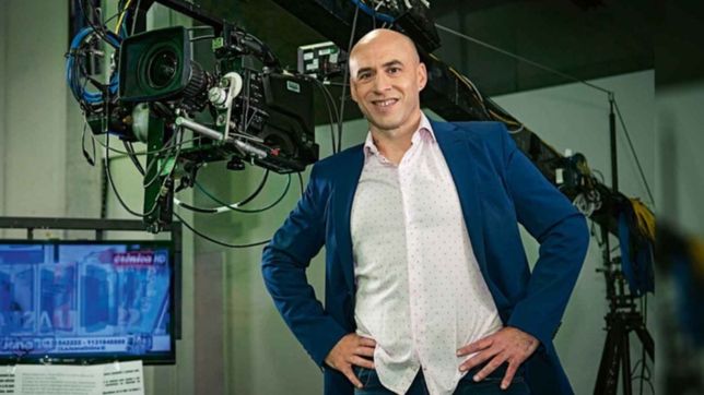 un conductor de tv platense fue atacado por un grupo antivacunas en la puerta del canal