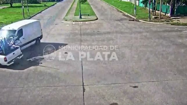 video: asi fue el accidente que causo el vuelco de una camioneta en tolosa