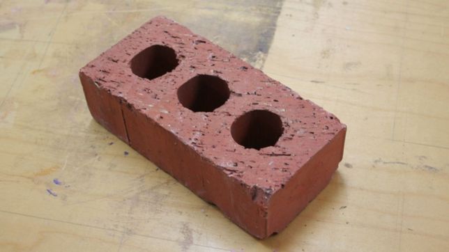 estafaron a un historico dirigente del pj: compro camaras y le mandaron un ladrillo