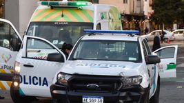 una mujer cayo de un balcon tras discutir con su pareja y lucha por su vida en la plata
