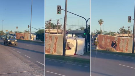 Un camión que transportaba carne se quedó sin frenos y volcó en el Camino Centenario Un camión que transportaba carne se quedó sin frenos y volcó en el Camino Centenario