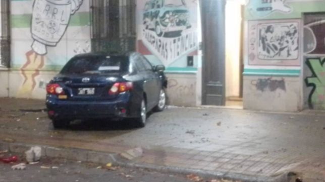 un auto choco contra una residencia de estudiantes, los dejo sin gas y piden ayuda para reparar los danos