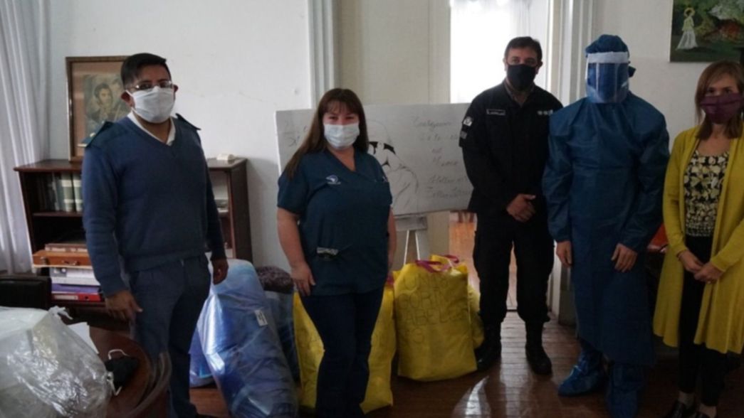Presos de una cárcel de La Plata confeccionaron y donaron insumos sanitarios para el personal del Hospital de Romero