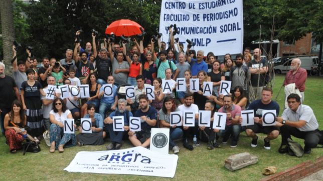 camarazo: reporteros graficos platenses se solidarizaron con sus colegas detenidos en caba