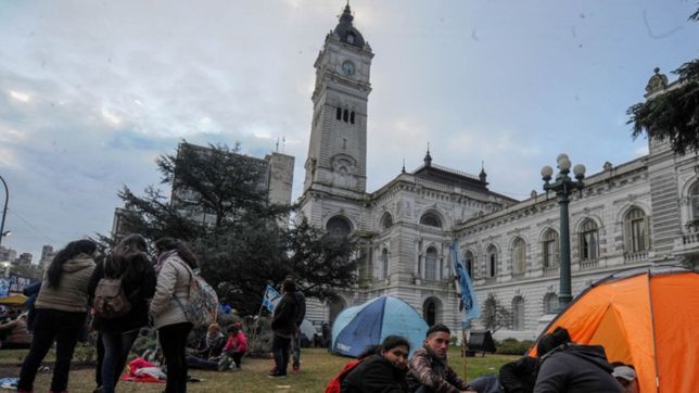 el municipio y los cooperativistas llegaron a un acuerdo y levantan el acampe frente a plaza moreno