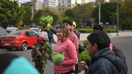 Productores hortícolas hicieron un verdurazo en Plaza Moreno para exigir obras y seguridad