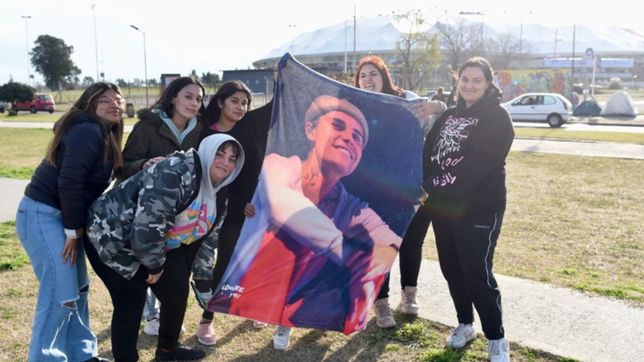 falta mas de un mes para el show de justin bieber pero ya hay fans en el estadio unico