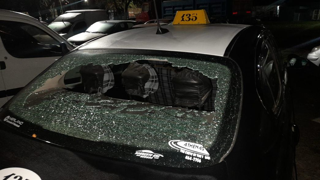 Dos hombres destrozaron un taxi en Berisso y fueron detenidos