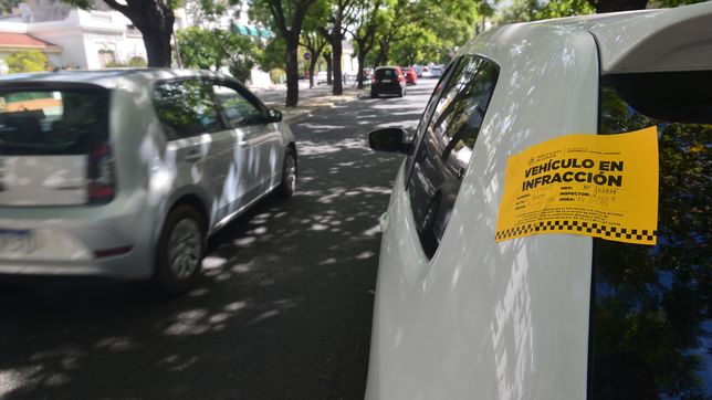 vecinos denunciaron que los multaron durante la madrugada estacionar mal