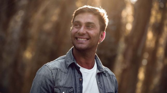 orgullo nacional: postulan a un cantante de berisso al premio nobel de la paz