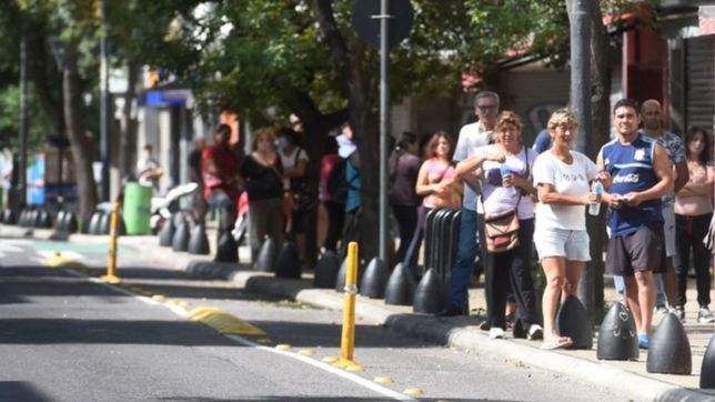 los banqueros le piden a la gente que no se amontone en las puertas de los bancos