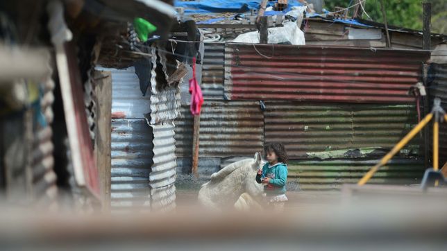 la pobreza infantil bajo al 42,3% y alcanzo su nivel mas bajo desde 2018
