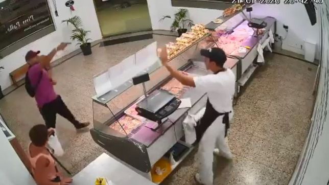 terror en una pollajeria de la plata: amenazo con un arma a los empleados y vacio la caja