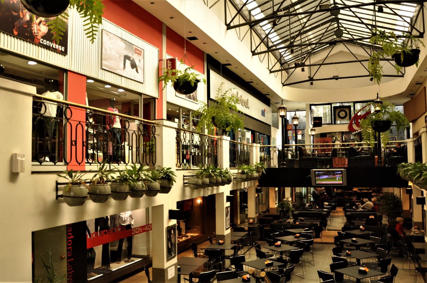 El Viejo Teatro en su etapa de esplendor como el primer shopping de La Plata