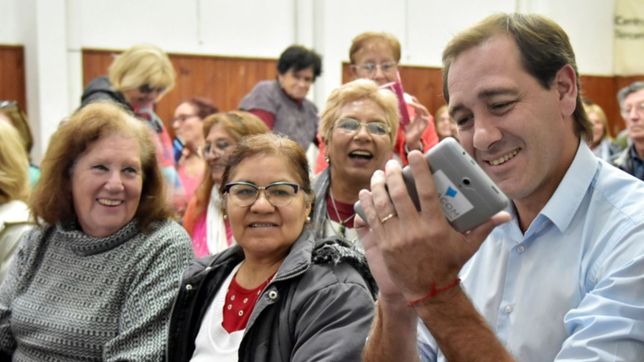 planean entregarle tablets a 6 mil jubilados platenses con el programa +simple