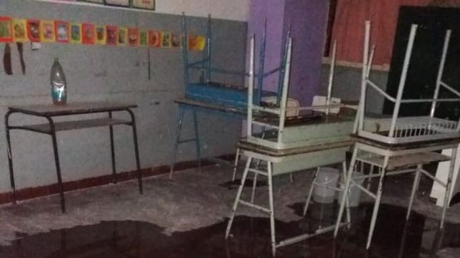hace un mes estan sin clases en una escuela de los hornos porque se cae a pedazos