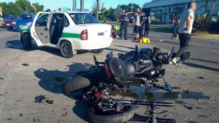 Murió uno de los motociclistas que chocó con un taxi en la entrada del Distribuidor
