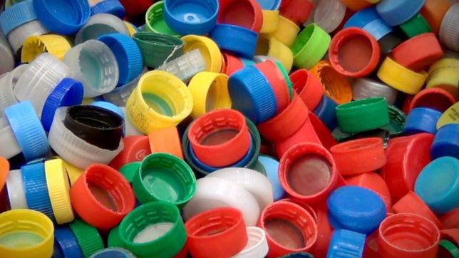 una asociacion platense junto millones de tapitas para ayudar a los enfermos del corazon