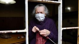 la emocionante historia de la abuela platense que quedo ciega y teje solidariamente la emocionante historia de la abuela platense que quedo ciega y teje solidariamente