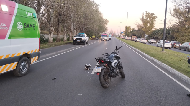 accidente y caos de transito en camino centenario: una motociclista termino internada