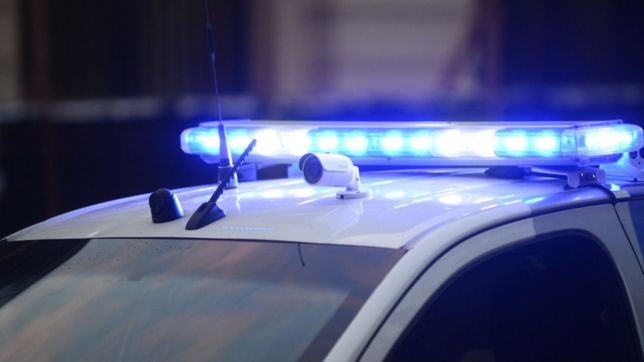 asaltaron a una mujer en plena calle y la tiraron al piso para sacarle el celular