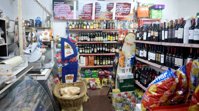 golpearon a la empleada de un almacen de la plata para llevarse dos botellas de champagne