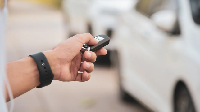 un herrero de la plata sufrio el robo de $14 millones que habia dejado en su camioneta