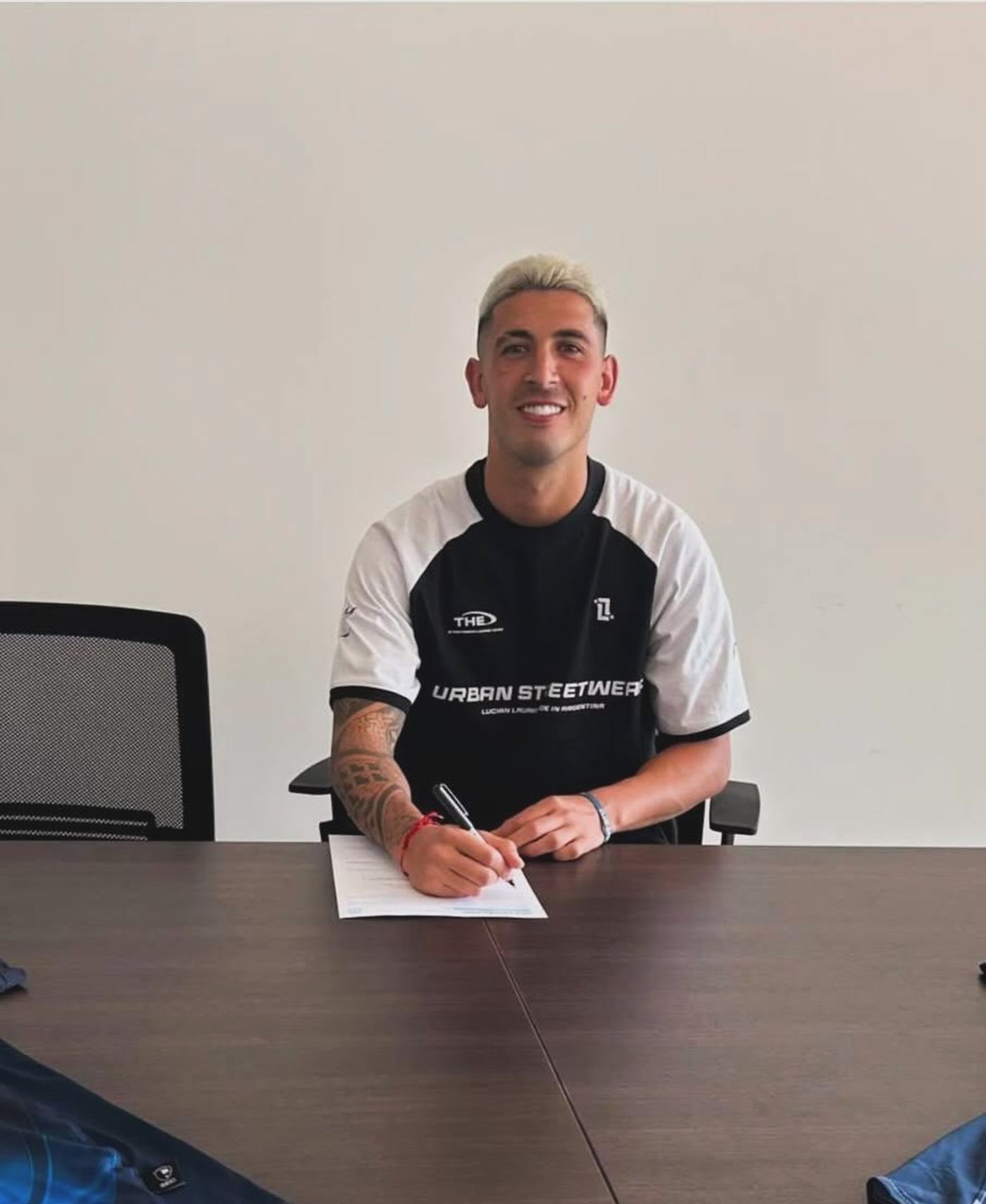 Santiago Flores, al momento de firmar su cesión desde Estudiantes