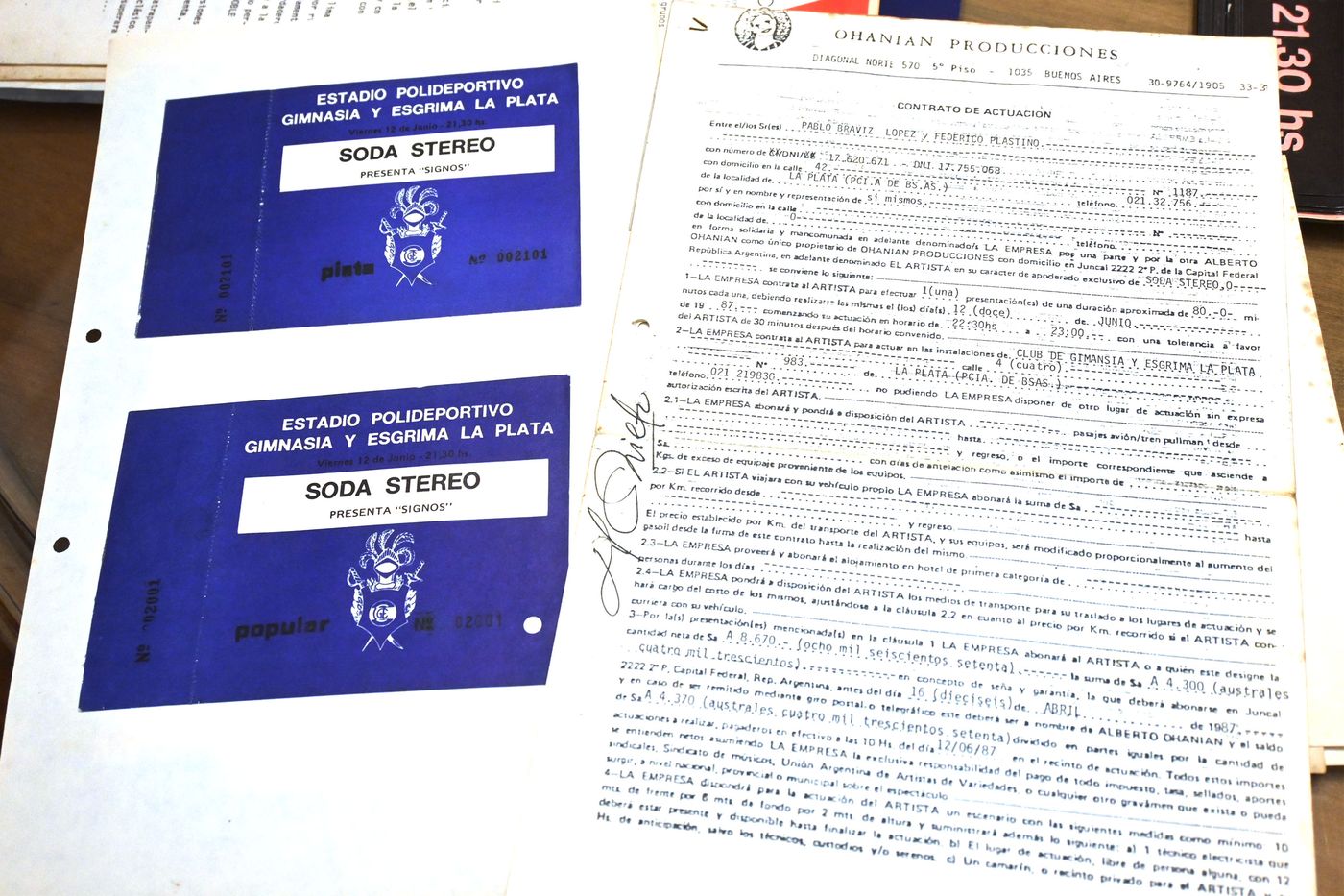 Las entradas del show y el contrato que firmó Pablo con el manager de Soda Stereo de aquel momento, Horacio Nieto.