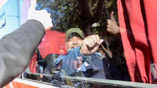 video: en caravana, asi llegaron maradona y el lobo al bosque